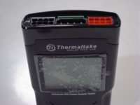 上端部に見えるのは、左からEATX12V用の端子、ペリフェラル端子、PCI-E用端子です。