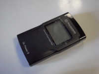 スマートフォンを意識してデザインされた本体は縦型で持ちやすい形状になっています。