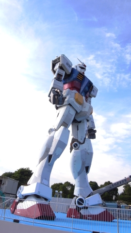 ■Gundam Stand on the EARTH. お台場に経っていたガンダム RX-78-2 本物と同じ大きさ。 でかい・・。かっこいい！！ やっぱり男の子の憧れだよ、これ