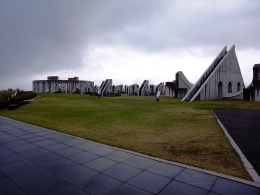 ■雲の中にいる・・! ・・と錯覚させられてしまうような、 ぐんま天文台の脇にあるオブジェ群。 澄んだ空気と音のしない空間に圧倒される。 ・・人間って凄く小さいんだ。