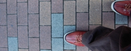 普段歩くいつもの道でも、なかなか同じ場所に 足跡を残すことは出来ない。 だから歩くんだ、しっかり今日の足跡を残して。