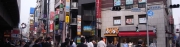 中央通り側です。 曇天の昼間でも大勢の人が忙しそうに歩きます。