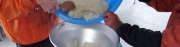 お餅を沢山作るので、はじめのうちは機械にこねて貰います。