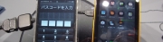 AUのブースにあった　Android携帯 IS03の実機。 iPhoneとの２ショット。